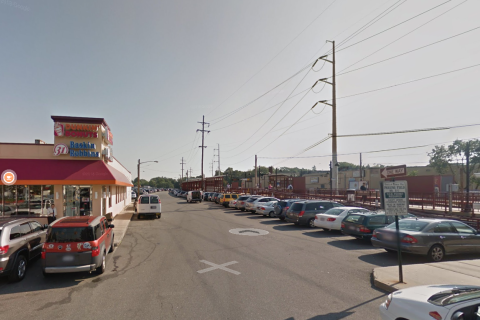 Syosset LIRR shuttle stop location